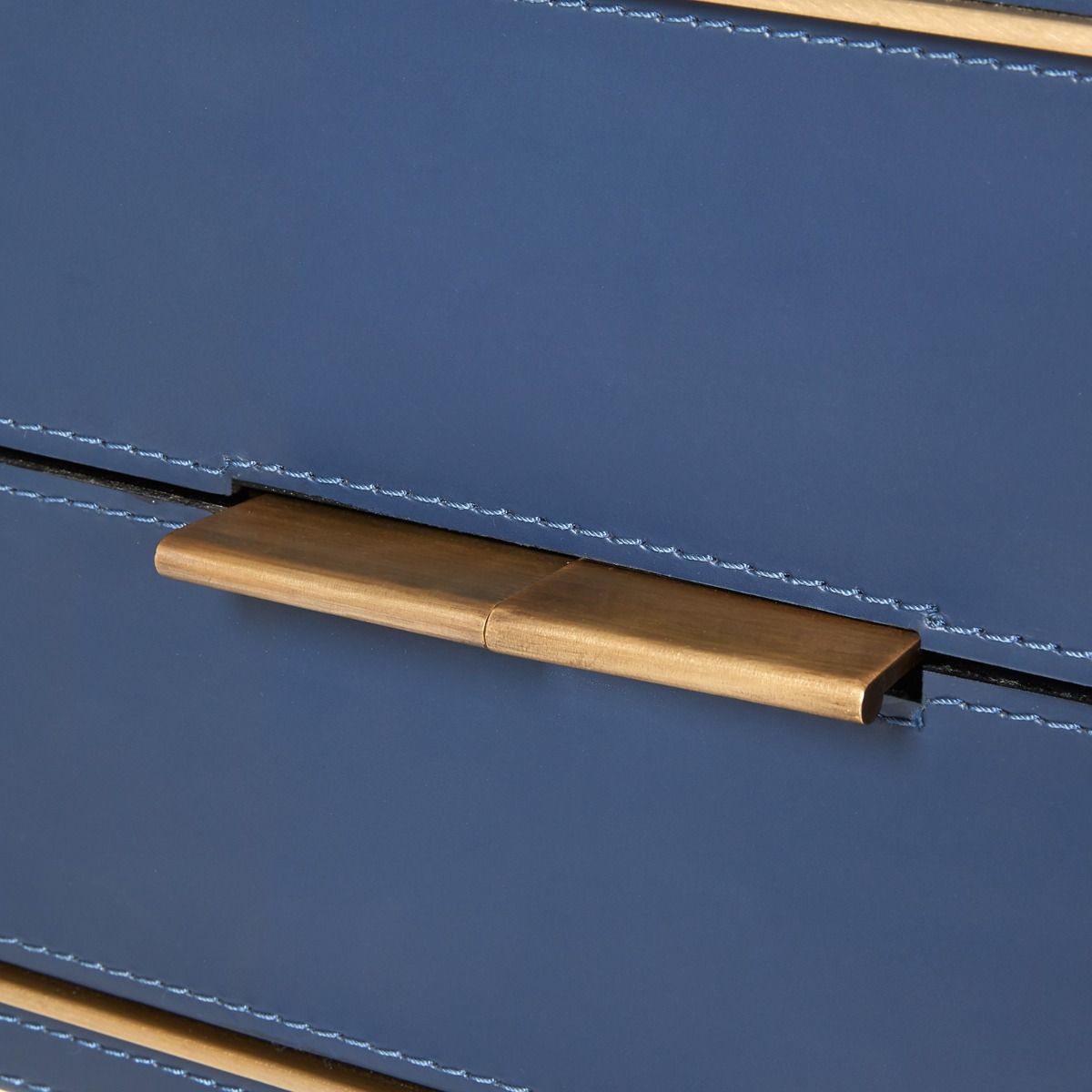 Villa & House Hunter 2-Drawer Side Table