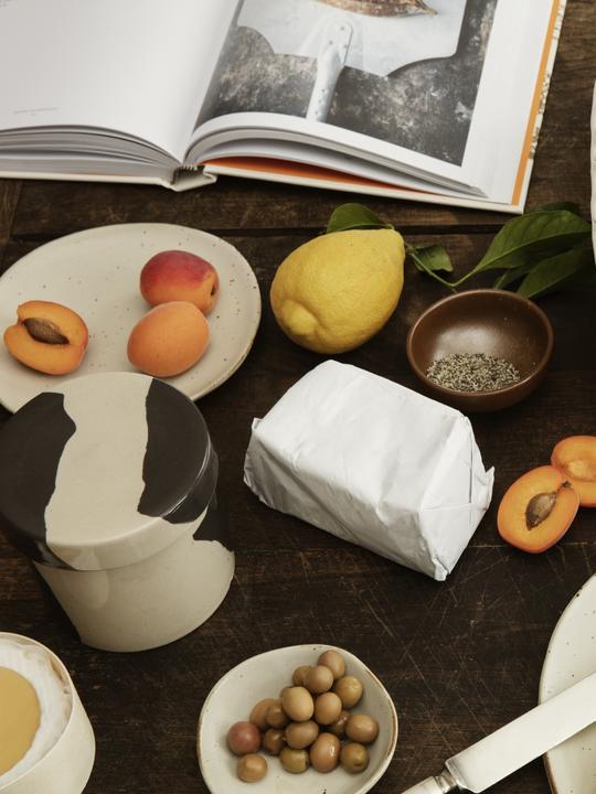 Ferm Living Flow Plate - Medium Black 